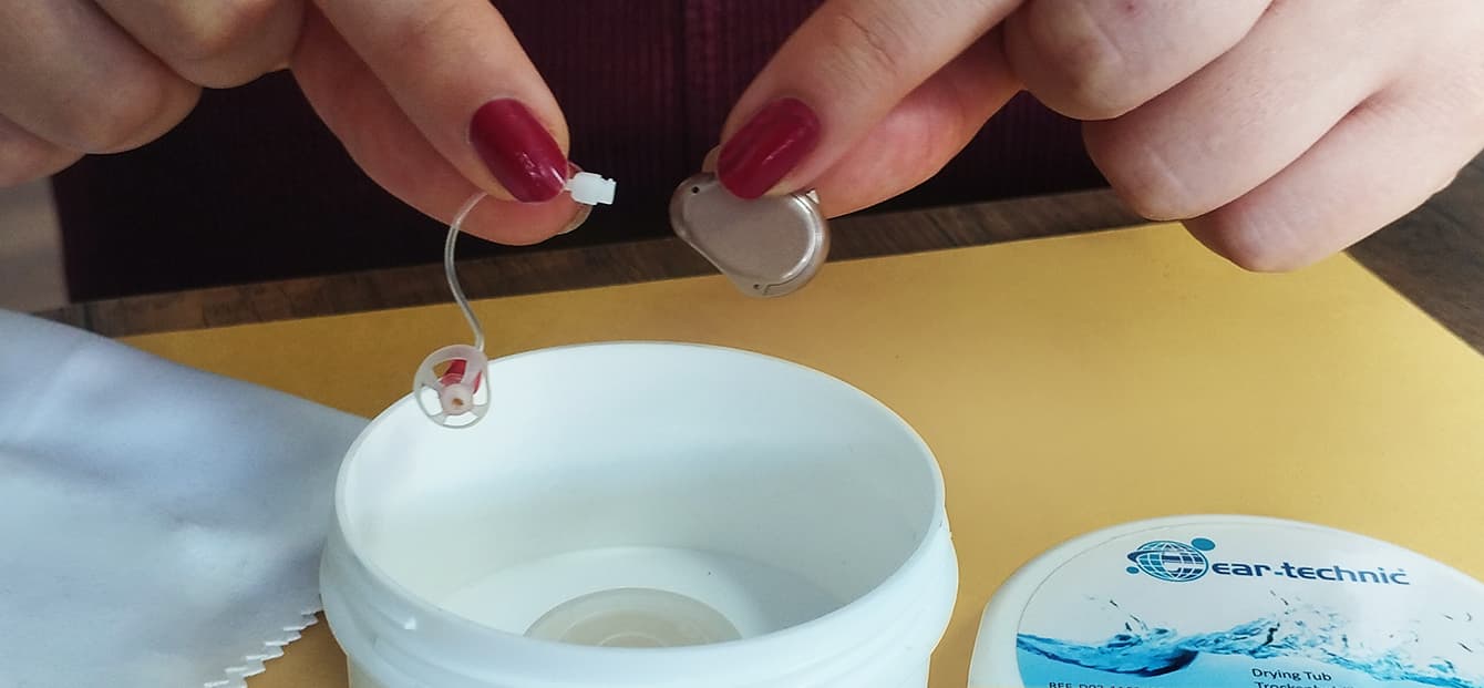 İşitme cihazı kullanımını gösteren TIE modüler sistem görseli
